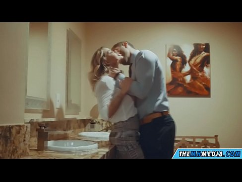 ❤️ Xa i-blonde ene-busty ikuhenda kwindlu yangasese yoluntu Isondo esikhulu kuthi ️❤